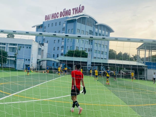 Trường ĐH Đồng Tháp làm sân bóng 11 người, mặt sân trị giá tiền tỉ- Ảnh 2.