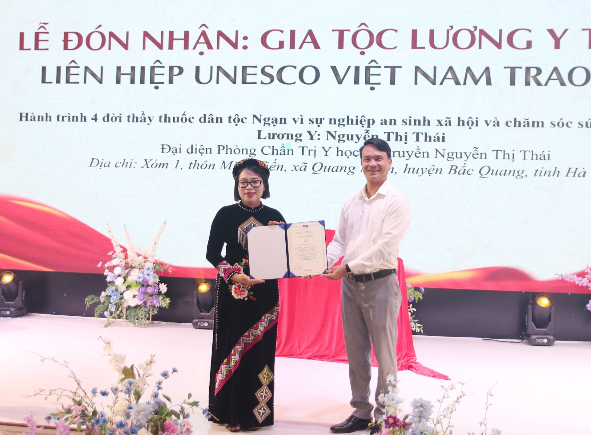 Vice President of the Vietnam Federation of UNESCO Associations Nguyen Xuan Thiet presented the UNESCO Certificate to the representative of the Tam Tai family.