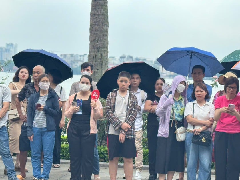Thí sinh chưa ra khỏi phòng thi, người nhà vẫn căng thẳng.