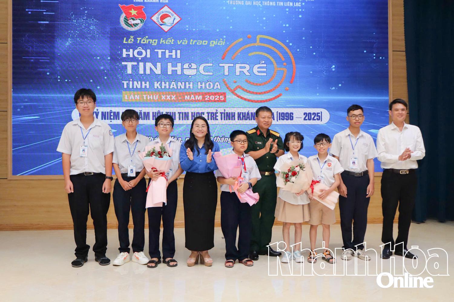 Các đại biểu tặng hoa chúc mừng đội tuyển tham dự Hội thi Tin học trẻ toàn quốc.