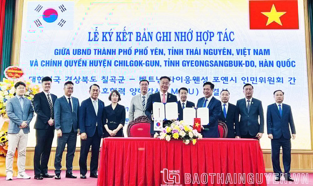 Des représentants du comité populaire de la ville de Pho Yen et du gouvernement du district de Chilgok-gun (province de Gyeongsang du Nord, Corée du Sud) ont signé un protocole d'accord de coopération le 26 juin 2023. Photo : T.L
