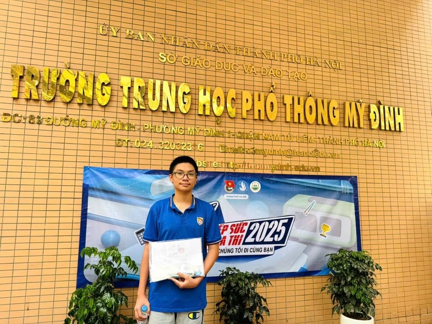 Thí sinh chụp ảnh lưu niệm cùng ngôi trường mình đặt nguyện vọng.