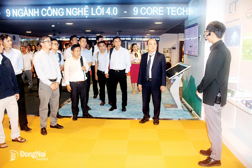 Đoàn công tác gồm lãnh đạo Sở Khoa học và công nghệ, các nhà khoa học, giảng viên của Đồng Nai tham quan, tìm hiểu về phát triển công nghệ lõi tại CT Inovation Hub (Thành phố Hồ Chí Minh) vào tháng 5-2025. Ảnh: L.Phương