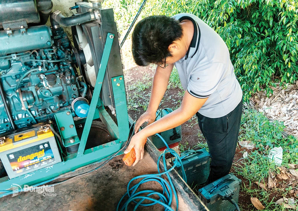 3. Trong lúc một thành viên đảm nhận việc pha thuốc, thành viên còn lại tranh thủ chuẩn bị trạm sạc di động và tiến hành sạc pin cho drone. Mỗi viên pin chỉ đáp ứng thời gian bay khoảng 5 phút.