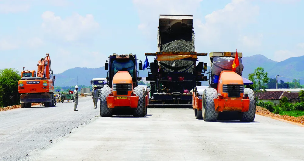Trải đá cấp phối tại dự án đường cao tốc Quy Nhơn - Chí Thạnh (qua Bình Định và Phú Yên). Ảnh: NGỌC OAI