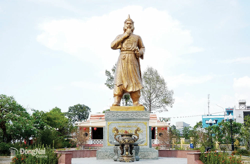Tượng Lễ Thành hầu Nguyễn Hữu Cảnh ở đình Bình Kính (phường Hiệp Hòa, thành phố Biên Hòa). Ảnh: Văn Thành