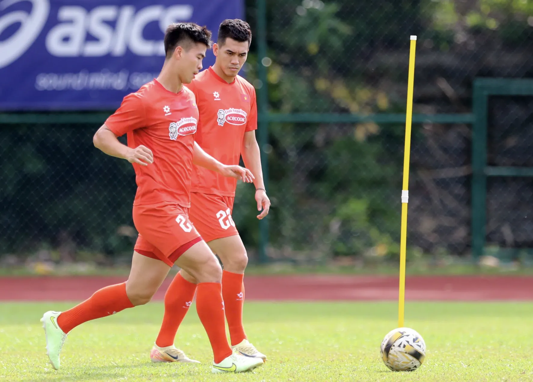 Ông Kim Sang-sik ưu tư nhìn đội tuyển Việt Nam đội nắng 'rèn công' đấu Malaysia ảnh 2