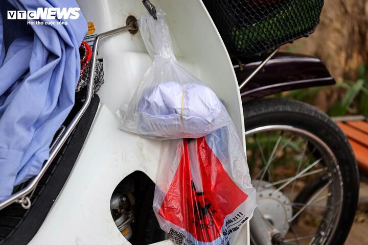 El señor Khoa compró rápidamente el paquete de arroz glutinoso y la botella de agua temprano en la mañana.