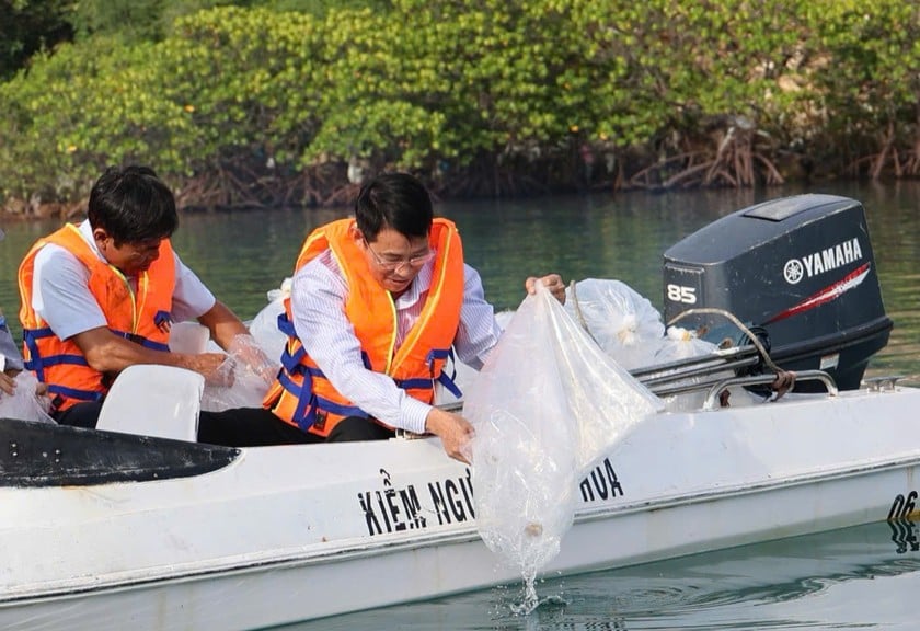 Phó Chủ tịch UBND tỉnh Khánh Hòa - ông Đinh Văn Thiệu tham gia thả cá giống tái tạo nguồn lợi thủy sản tại Đầm Bấy (vịnh Nha Trang).
