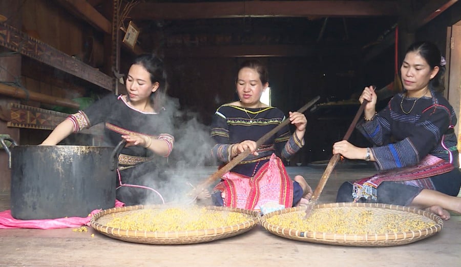 anh-3-chi-dinh-thi-dach-cung-chi-em-lang-dak-giang-2-xa-dong-huyen-kbang-chuan-bi-nguyen-lieu-de-lam-ruou-can.png