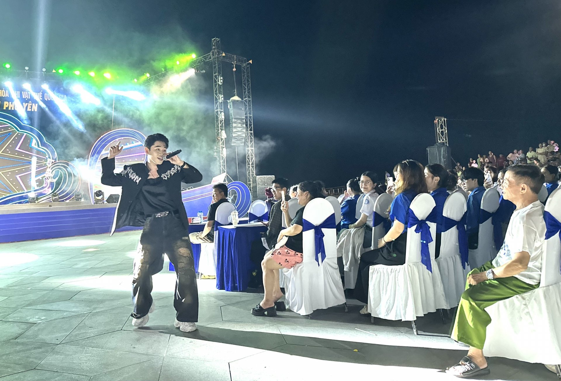  Raper: Trung Hiếu  Idol hát Đi đu đưa đi. Ảnh: YÊN LAN