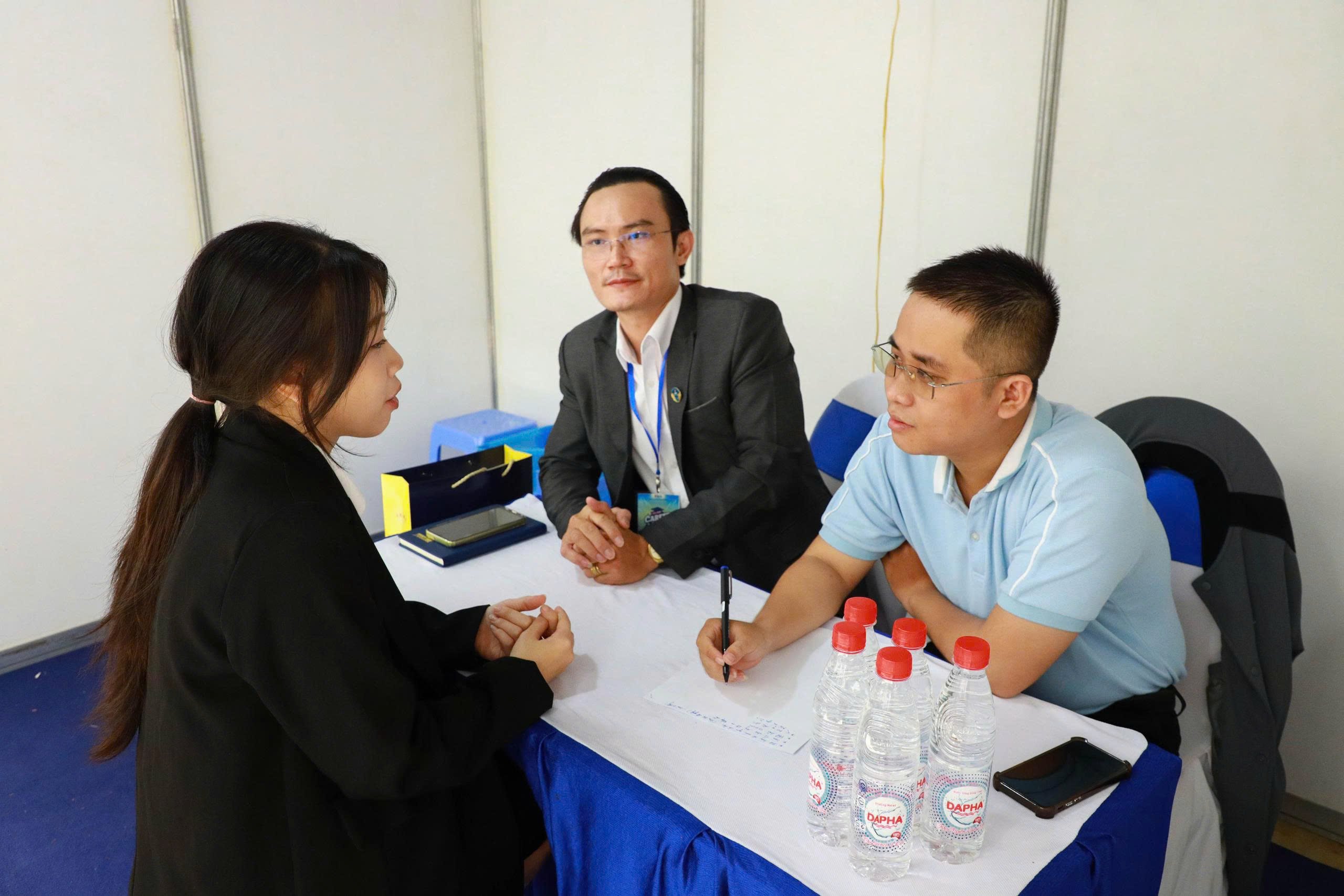 Một trường đại học có sinh viên 
