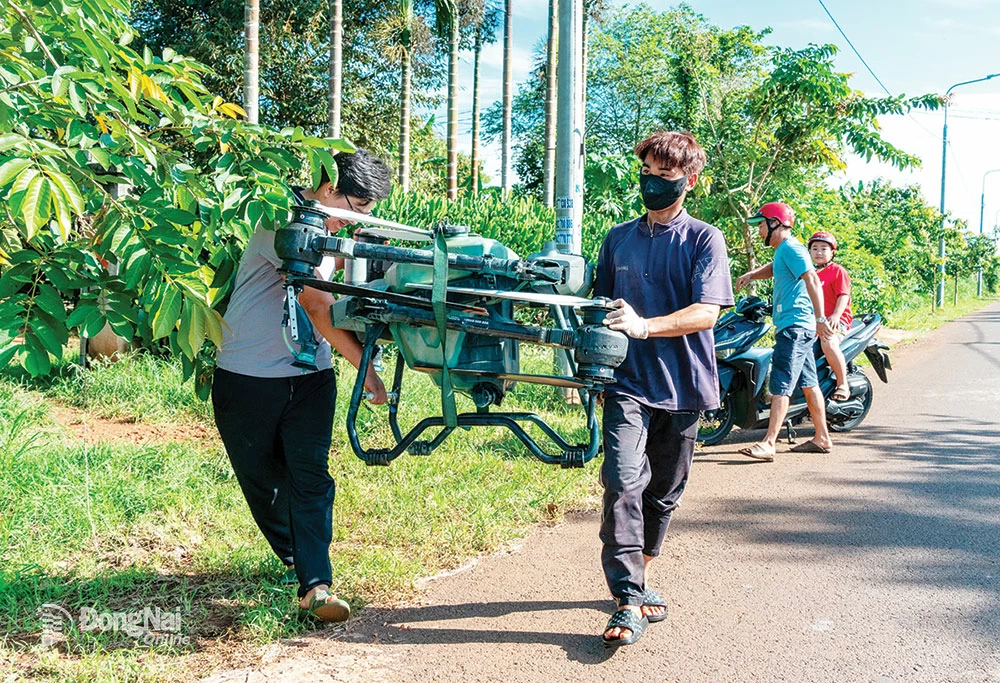 9. Các thành viên tổ hợp tác tiến hành thu gom thiết bị và vận chuyển drone cùng các phụ kiện ra xe tải.