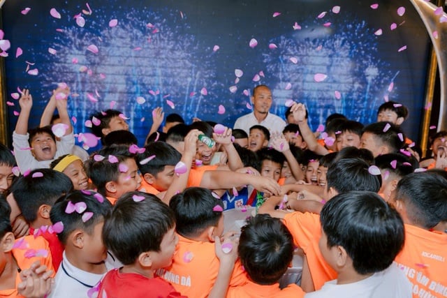 Hơn 1 thập kỷ, cựu cầu thủ Lưu Ngọc Hùng chắp cánh ước mơ cho nhiều tài năng trẻ - Ảnh 1.