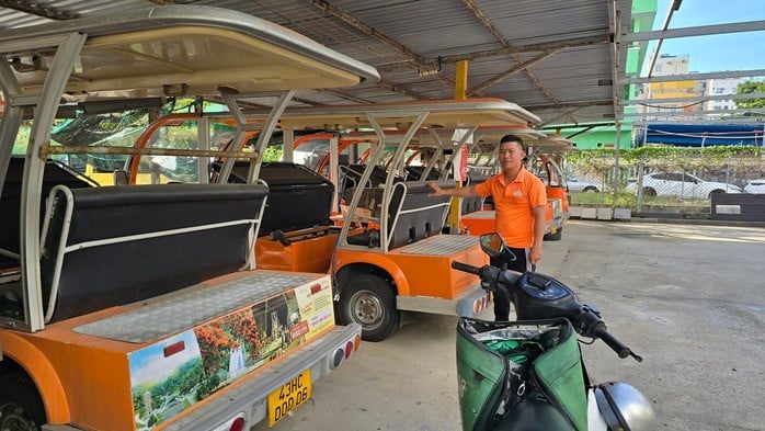 Từ tài xế xe điện, anh Phạm Quang Huy phải trở thành tài xế Grab giao đồ ăn, đời sống rất bấp bênh