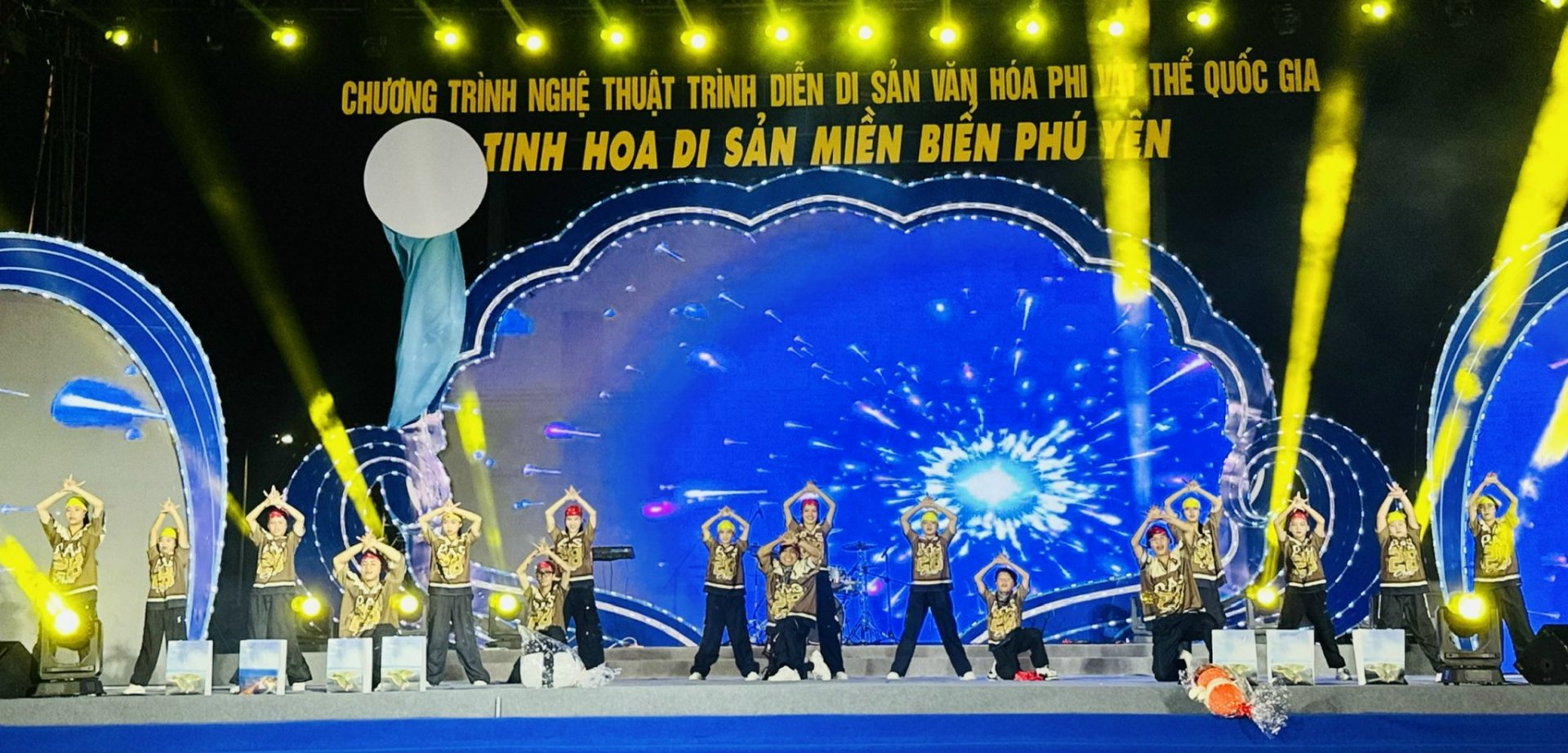 Nhóm P.A.S Dance Crew biểu diễn Vũ khúc: Intro P.A.S like jennia Hihop. Ảnh: YÊN LAN