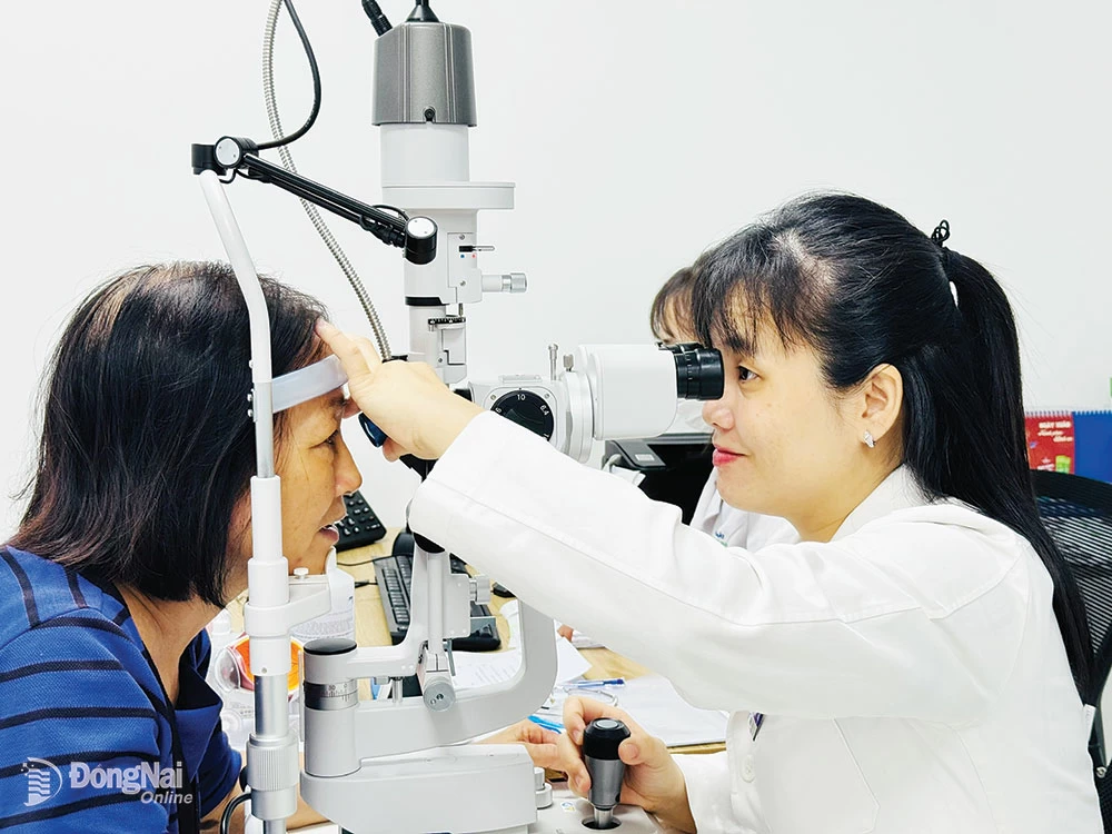 Bệnh nhân khám bệnh tại Bệnh viện Mắt Hà Nội - Đồng Nai. Ảnh: A.Yên