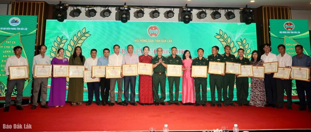 Đại diện Hội Nông dân tỉnh và Bộ Chỉ huy Bộ đội Biên phòng tỉnh khen thưởng các tập thể, cá nhân có thành tích xuất sắc. 
