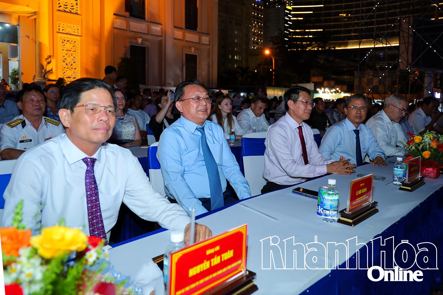 Lãnh đạo tỉnh Khánh Hòa đến tham dự chương trình giao lưu văn hóa nghệ thuật quốc tế.