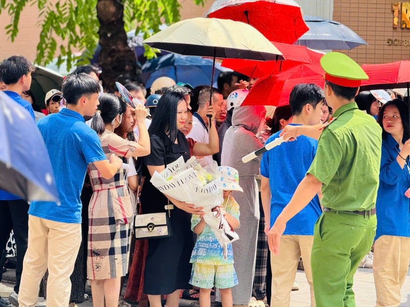 "Cổ động viên' nhí cầm trên tay bó hoa để dành tặng anh chị sĩ tử.