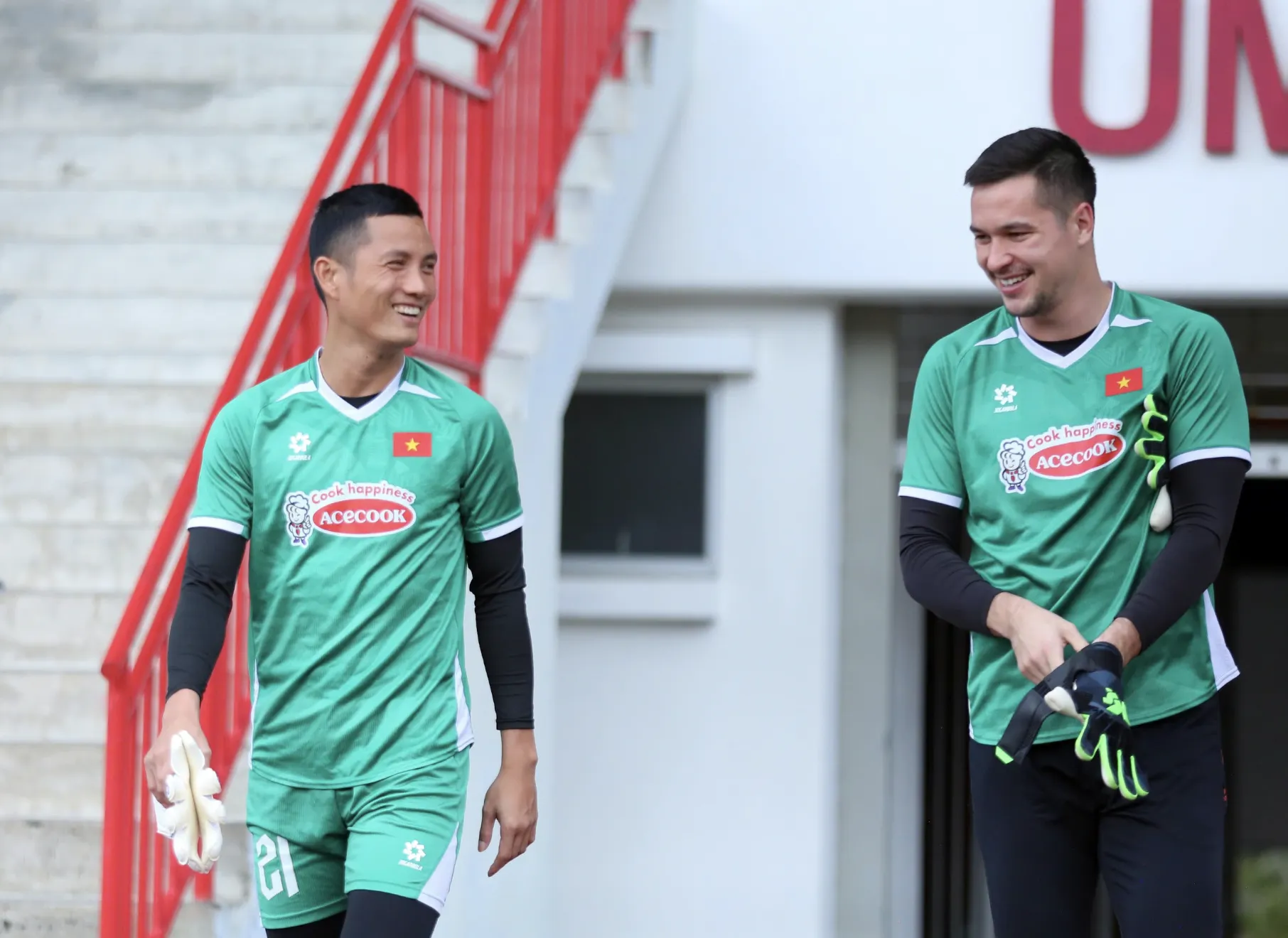Ông Kim Sang-sik ưu tư nhìn đội tuyển Việt Nam đội nắng 'rèn công' đấu Malaysia ảnh 3