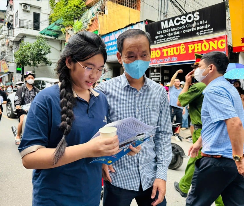 Dù đeo khẩu trang, phụ huynh vẫn không giấu được niềm vui sau khi đón con ra khỏi phòng thi.