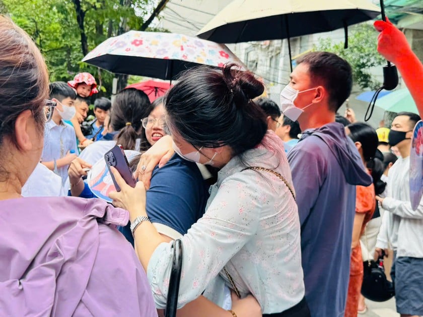 Phụ huynh vui mừng ôm lấy con sau khi biết con làm bài thi tốt