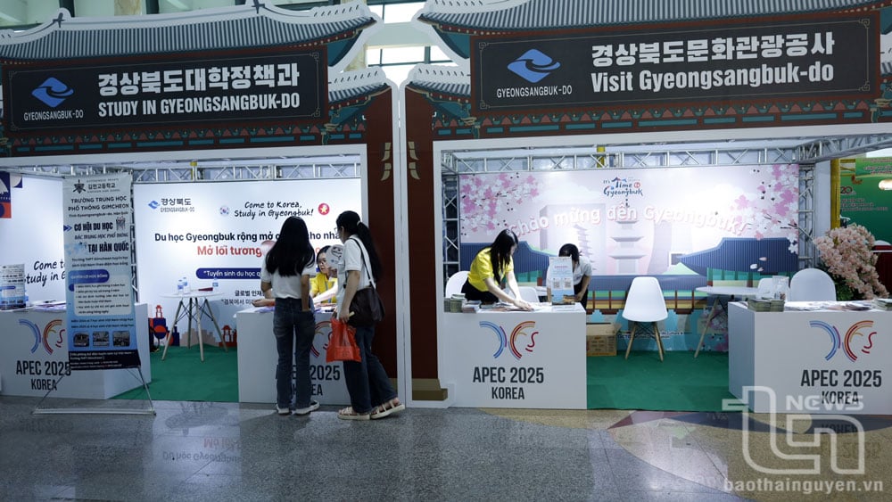 Đến với không gian trưng bày, khách tham quan sẽ được trải nghiệm, mua sắm và cũng là dịp để tìm hiểu rõ nét hơn về văn hóa và các sản phẩm của tỉnh Gyeongsangbuk-do và tỉnh Thái Nguyên