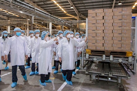 Bà Mai Kiều Liên giới thiệu về Nhà máy sữa Việt Nam với Thủ tướng Chính phủ trong chuyến thăm và làm việc tại Bình Dương. (Ảnh: VNM).
