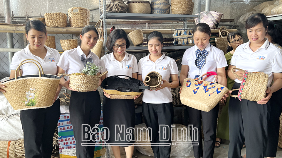 ខេត្ត TYM Nam Dinh បានរៀបចំដំណើរទស្សនកិច្ចទៅកាន់គំរូសេដ្ឋកិច្ចធម្មតារបស់សមាជិកសហជីពនារីនៅស្រុក Xuan Truong។