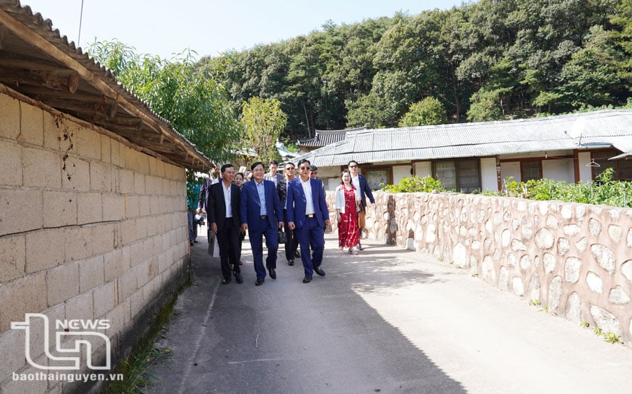 Une délégation de la province de Thai Nguyen a visité le nouveau modèle de village rural de la province de Gyeongsangbuk-do, en octobre 2023. Photo : T.L
