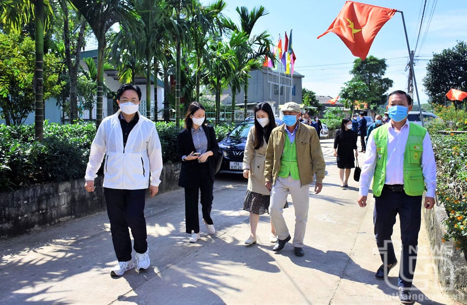Une délégation de fonctionnaires et de bénévoles coréens a visité et soutenu le modèle du nouveau village de Saemaul à Thai Nguyen, en 2021. Photo : T.L
