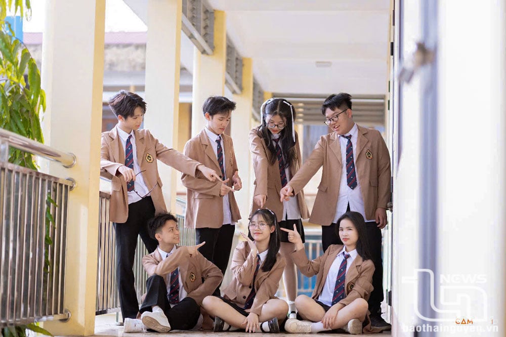 Senior students take photos to save the remaining moments of youth.