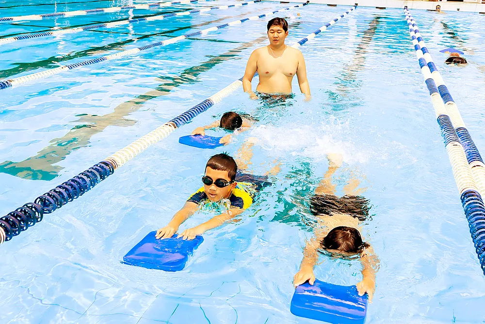 ホーチミン市アクアティックスポーツセンターで水泳を学ぶ子供たち。写真：DUNG PHUONG