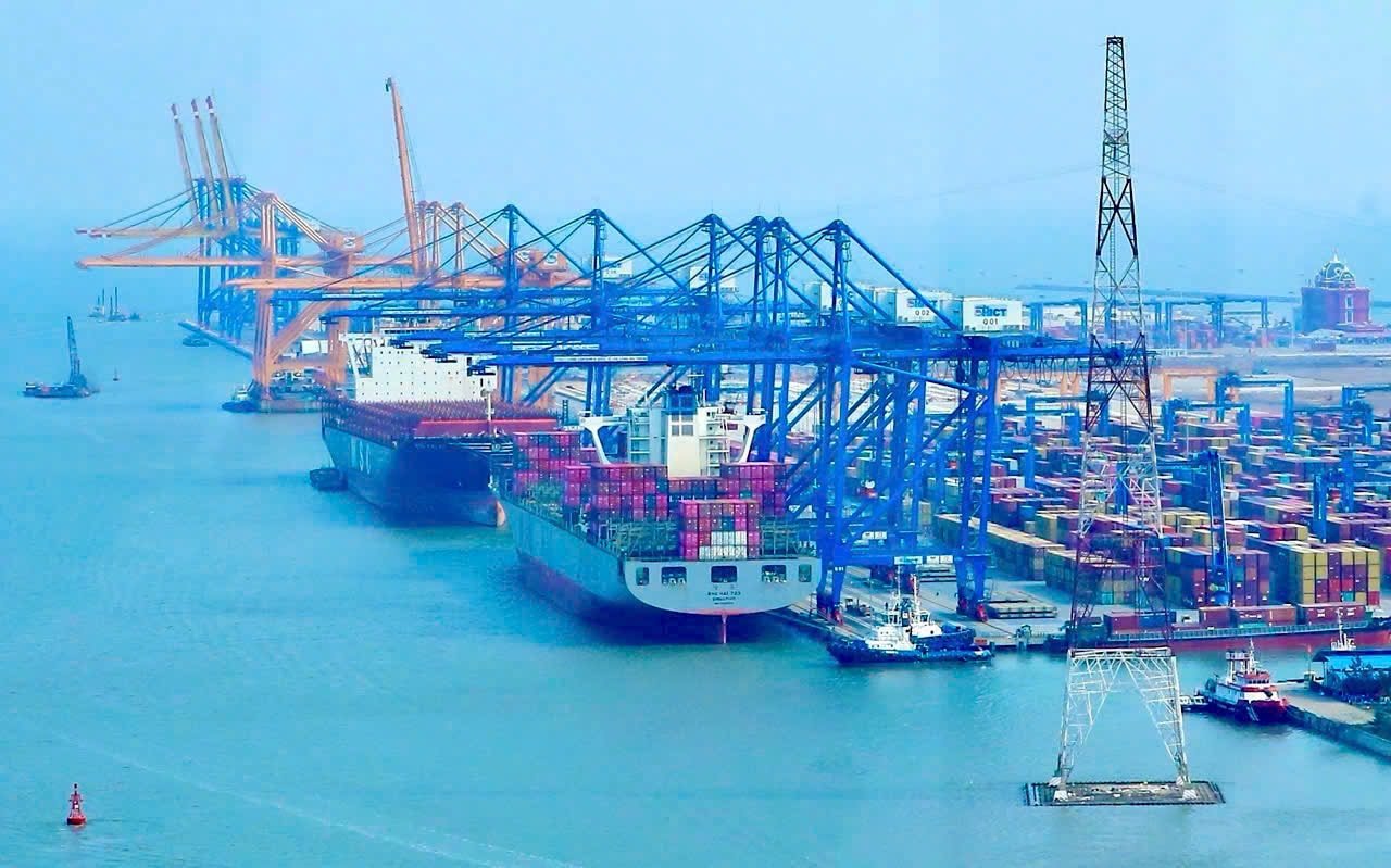 Haiphong strebt danach, das Niveau typischer asiatischer Städte zu erreichen und sich zu einer modernen internationalen Hafenstadt zu entwickeln. Im Bild: Das internationale Container-Kaisystem im Hafen von Lach Huyen. Foto: DUY THINH