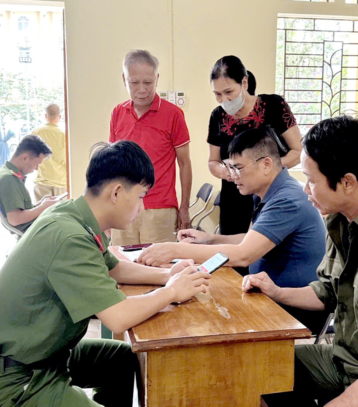 Công an xã Krông Na, huyện Buôn Đôn, tỉnh Đắk Lắk hướng dẫn bà con tham gia góp ý kiến đối với việc sửa đổi, bổ sung Hiến pháp trên ứng dụng VNeID. (