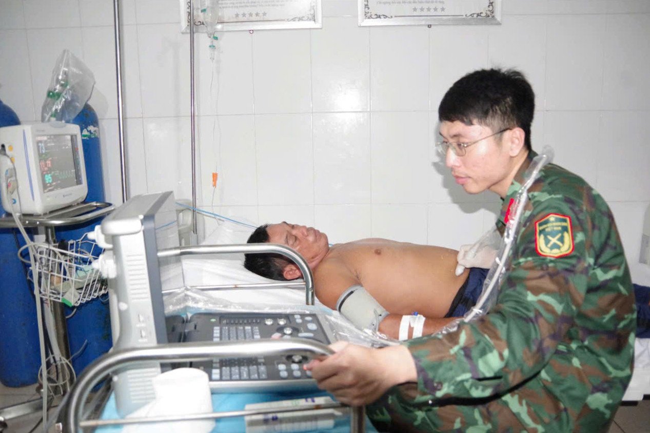 Bác sĩ thăm khám cho ngư dân.