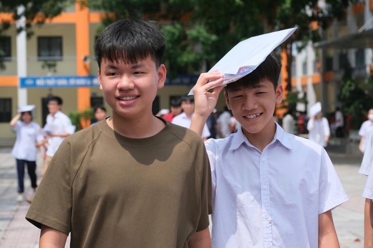 Đề thi toán lớp 10 Hà Nội 'vừa sức', thí sinh tươi rói ra về - Ảnh 3.