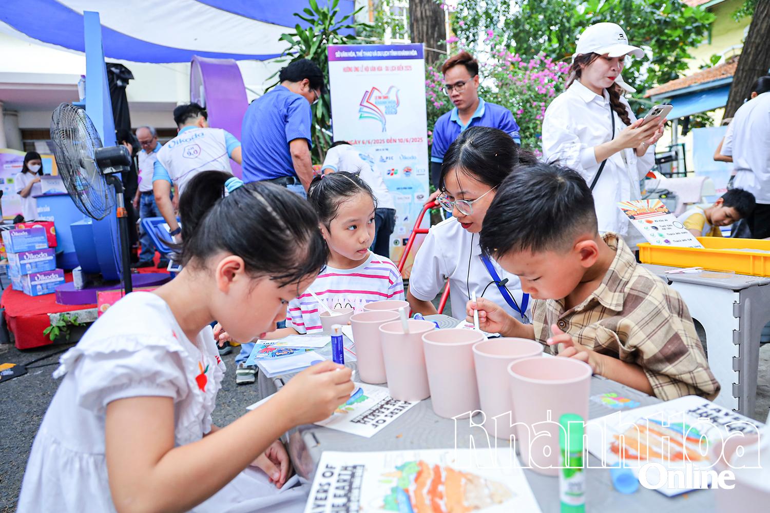 Các em nhỏ tham gia làm tranh cát.
