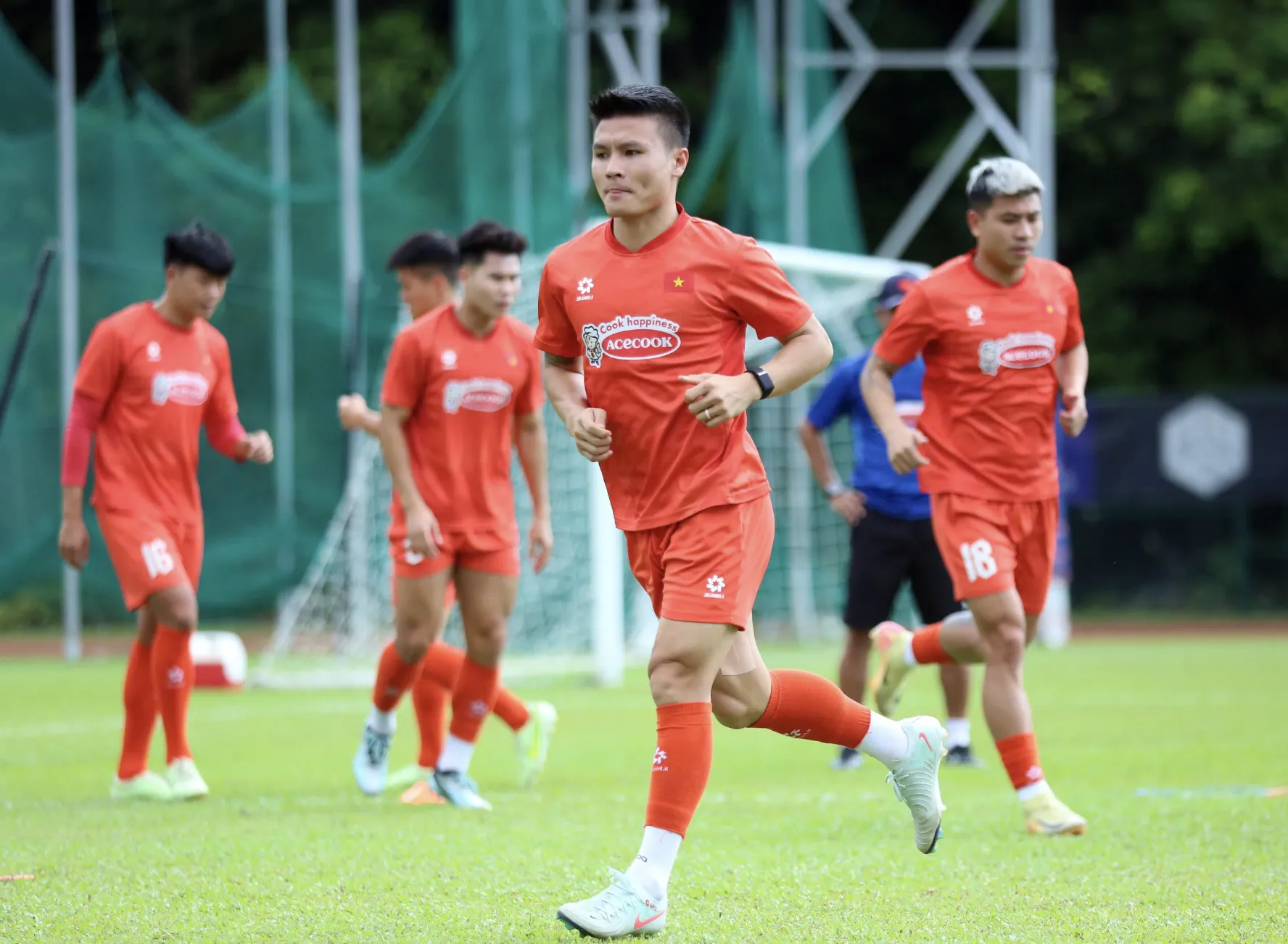 Ông Kim Sang-sik ưu tư nhìn đội tuyển Việt Nam đội nắng 'rèn công' đấu Malaysia ảnh 7