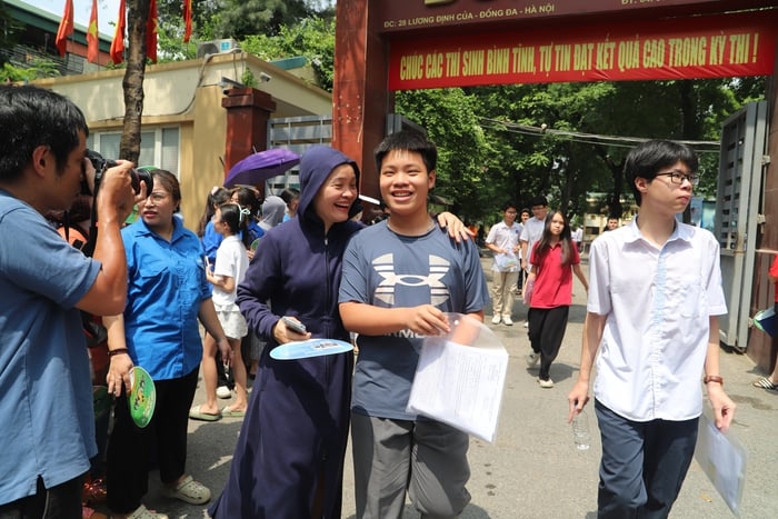 Kết thúc thi vào 10 với môn Toán “vừa sức”, thí sinh phấn khởi vì bắt đầu được “xả hơi”- Ảnh 5.