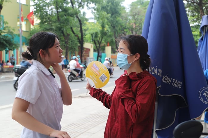 Kết thúc thi vào 10 với môn Toán “vừa sức”, thí sinh phấn khởi vì bắt đầu được “xả hơi”- Ảnh 3.