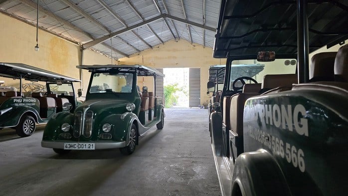 Tương tự, Công ty Phú Phong đầu tư mới 5 xe điện với tổng vốn gần 2 tỉ đồng nhưng gần như chưa một ngày được vận hành