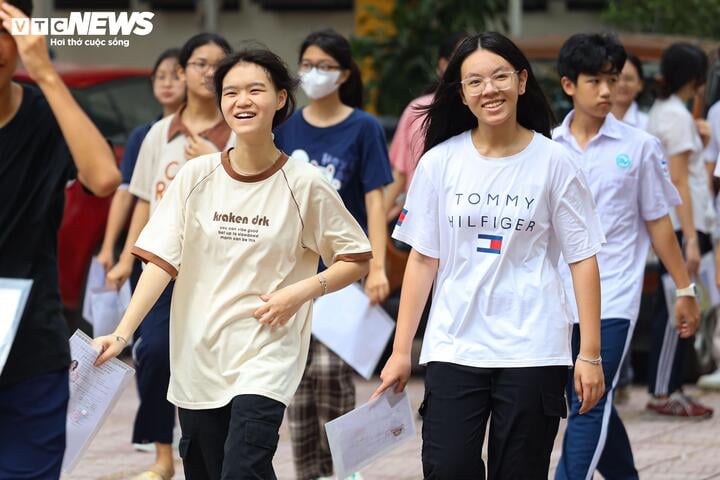 Sĩ tử Hà Nội bước vào môn cuối cùng kỳ thi lớp 10 công lập 2025.