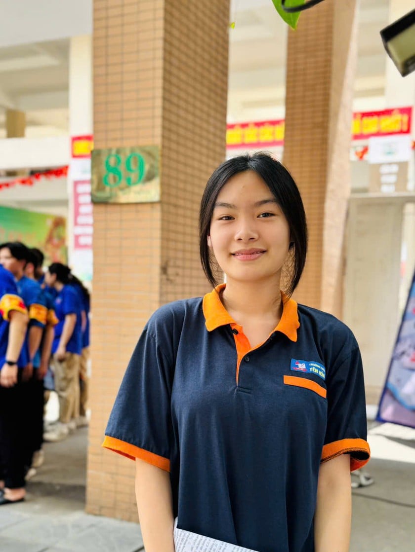 Thí sinh rạng rỡ sau khi hoàn thành tốt bài thi.
