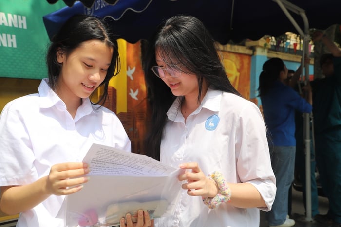 Kết thúc thi vào 10 với môn Toán “vừa sức”, thí sinh phấn khởi vì bắt đầu được “xả hơi”- Ảnh 2.