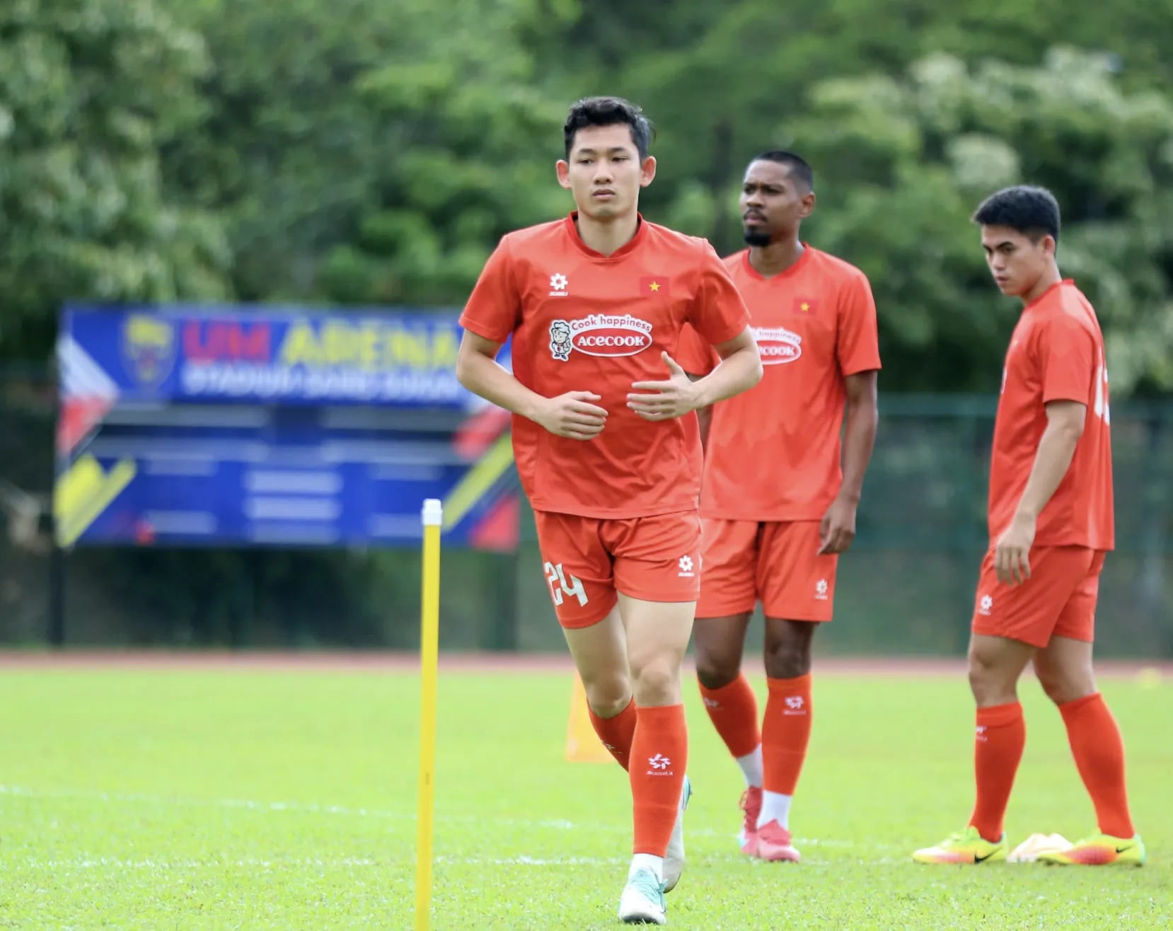 Ông Kim Sang-sik ưu tư nhìn đội tuyển Việt Nam đội nắng 'rèn công' đấu Malaysia ảnh 5