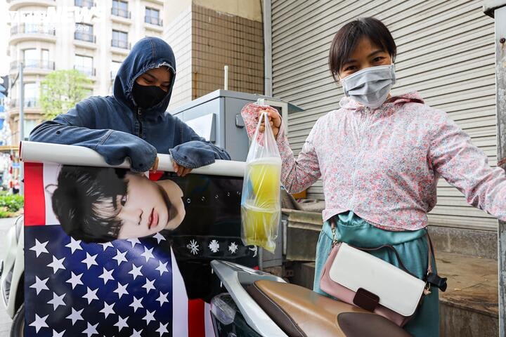La Sra. Luong Thuy Duong preparó una fotografía del ídolo favorito de su hijo para dársela después de que terminara el examen.