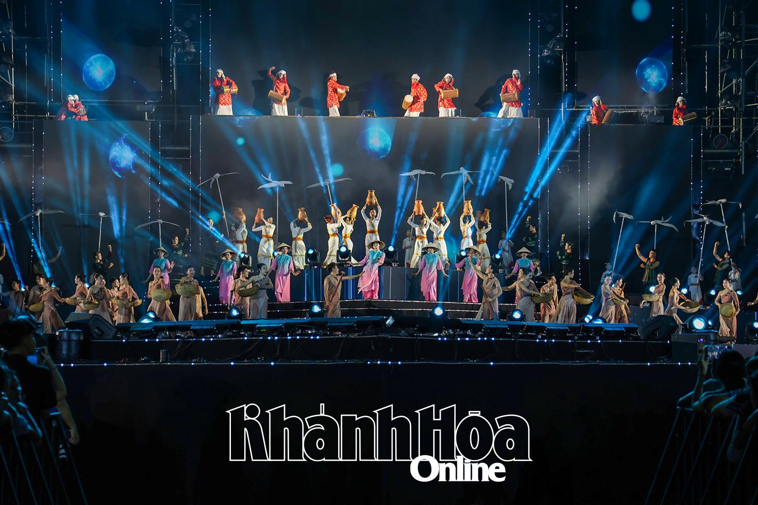 ការសម្តែងក្នុងពេលហាត់សមសម្រាប់រាត្រីបើកមហោស្រពវប្បធម៌សមុទ្រឆ្នាំ២០២៥។ រូបថត៖ Nhan Tam។