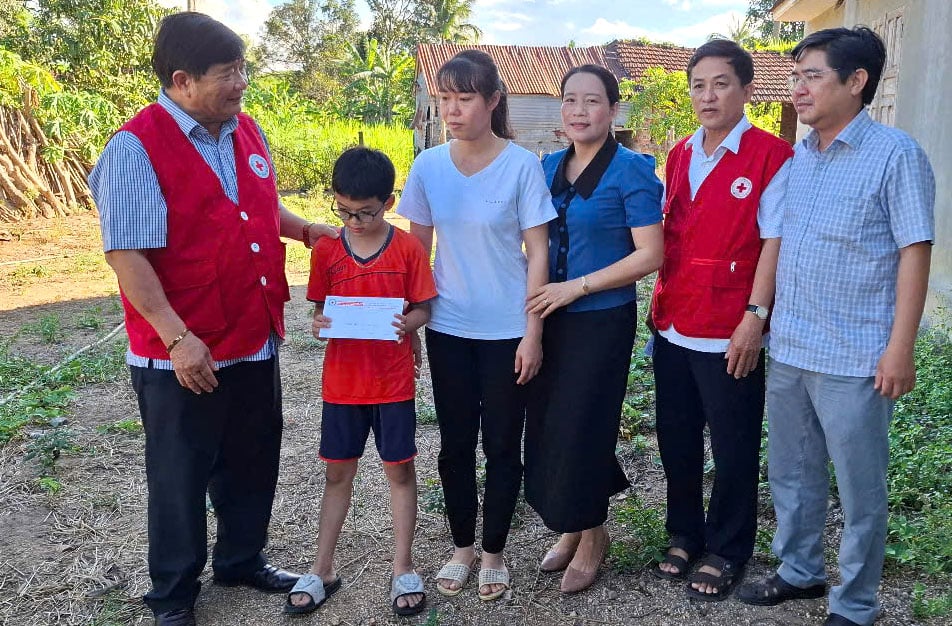 Leaders of the provincial Red Cross Society and local representatives presented money to Bach Thai Phong, in Xuan Quang 3 commune (Dong Xuan district). Photo: MANH LE TRAM